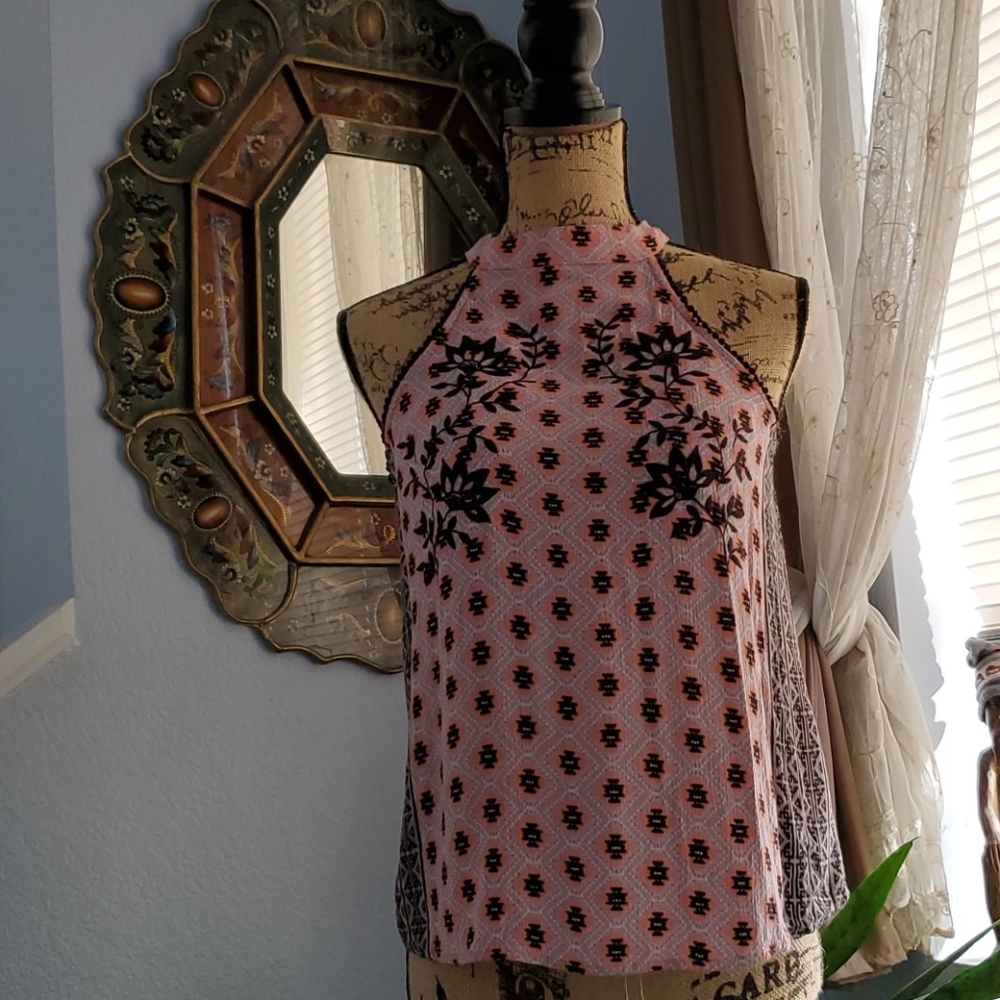 Sleevless Top - Picture 6 of 6